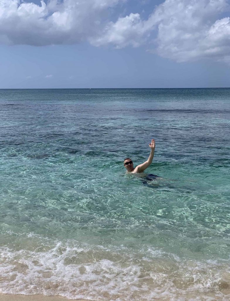 Caymansaaret - veroparatiisi vai vain paratiisi 15 Seven Mile Beach Ilkka uimassa