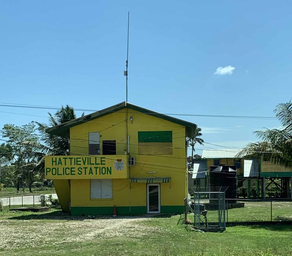 Luolaseikkailu ja zipline Belizessä 5 Hattieville poliisiasema
