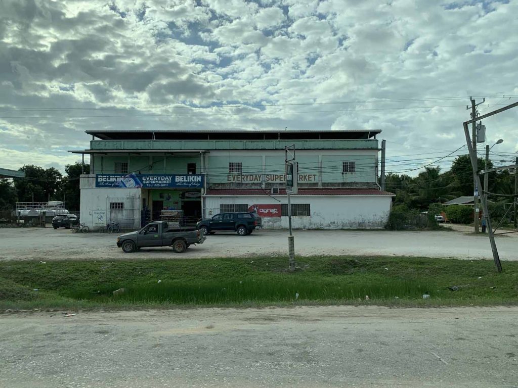 Luolaseikkailu ja zipline Belizessä 4 supermarket belize