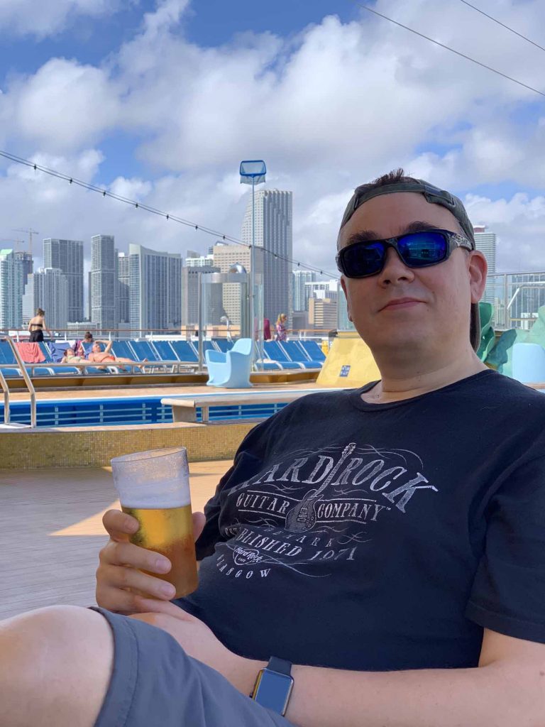 Kaksi pysähdystä Miamissa 3 Ilkka laivan kannella odottelemassa Miamiin pääsyä