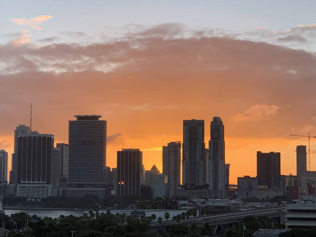 Kaksi pysähdystä Miamissa 7 auringonlasku Miami