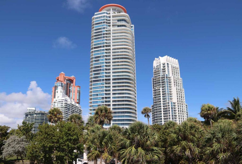 Kaksi pysähdystä Miamissa 16 Miami Beach pilvenpiirtäjä