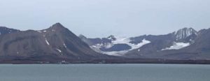 Vastarannalla häämöttää Ny-Ålesund