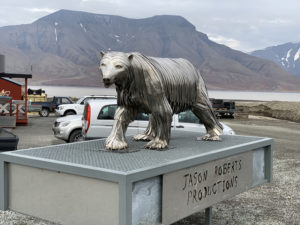 metallinen jääkarhu metal polar bear Longyearbyen Huippuvuoret Svalbard Spitzbergen Jason Roberts
