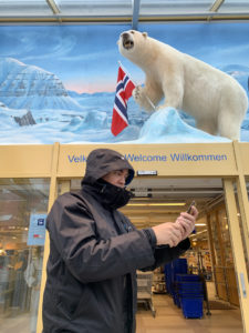 jääkarhu kaupassa polar bear Longyearbyen Huippuvuoret Svalbard Spitzbergen