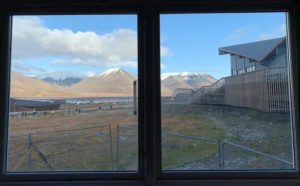 näköala huoneesta Radisson Blu Longyearbyen room view