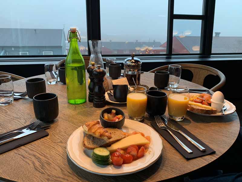 aamiainen Funken Lodge Longyearbyen breakfast