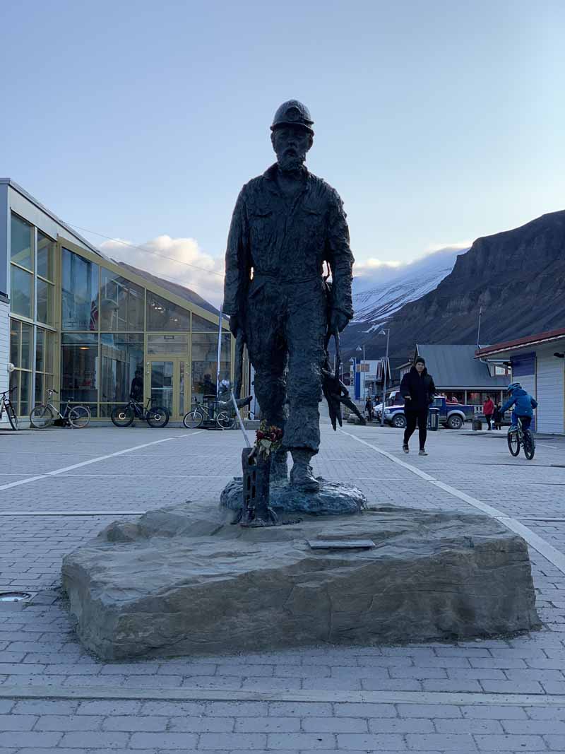 kaivosmiesten muistomerkki miners memorial statue Longyearbyen