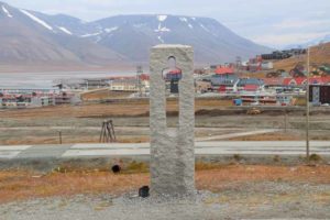 muistomerkki Longyearbyenin kirkolla