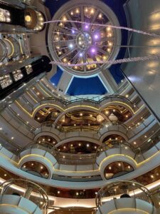 Oasis of the Seas lobby aula Royal Caribbean