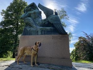 Ilmatar ja sotka Kalevala Helsinki patsas broholminkoira broholmer