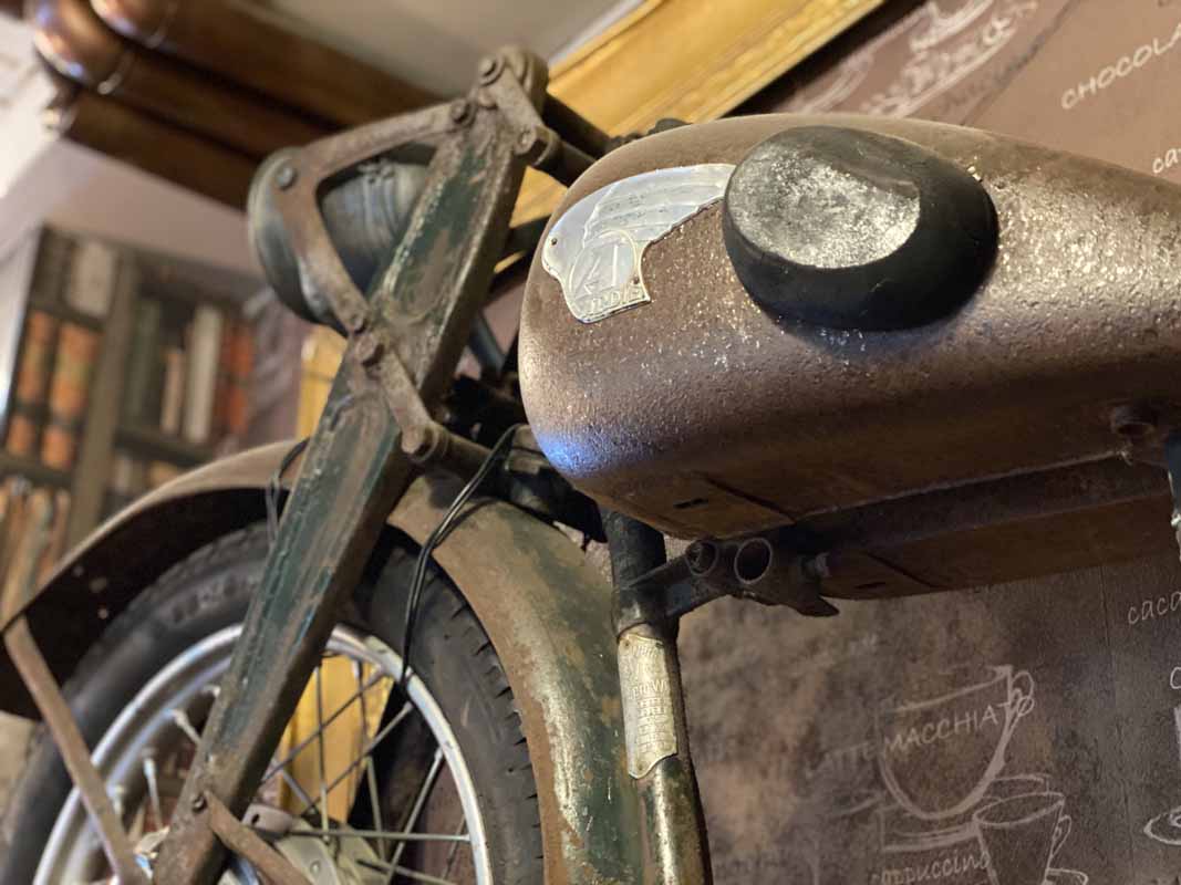 Vintage Rusty Cafe moottoripyörä motorbike