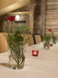 Portaan Nahkurinverstas ravintola kukka maljakko