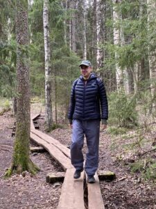 Ilkka kävelee pitkospuilla