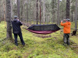 Ilkka ja Erärenki Jouni kiinnittämässä riippumattoa