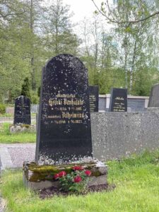 hautakivi Rengon kirkon hautausmaalla