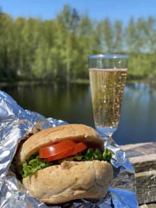 Piknik kuohuviinillä Venäjänlammin hyppytornissa