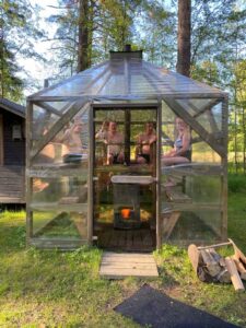 Saunojia Viikinkisaunan Maisemasaunassa