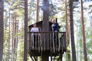 Urpolan Kartanon isäntäväki puumajasaunassa