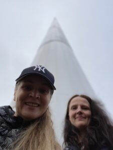 Katri ja Minna Suurlipun edessä