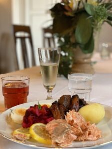 Lounas Urpolan Kartanossa