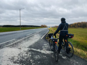 Pyöräilemässä maantien varressa