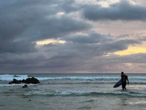 Surffaaja rannalla