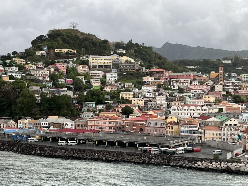 Saint Georgen kaupunkia risteilyterminaalin luona Grenadassa