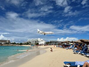 Lentokone laskeutuu Maho Beachin yllä