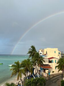 Sateenkaari Yellow Bird Hotellin parvekkeelta