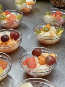 Hedelmäsalaattia MSC Fantasian buffetissa