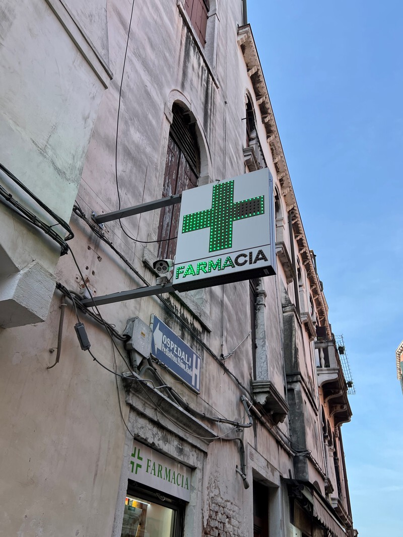 Italialaisen apteekin tunnistaa vihreästä rististä