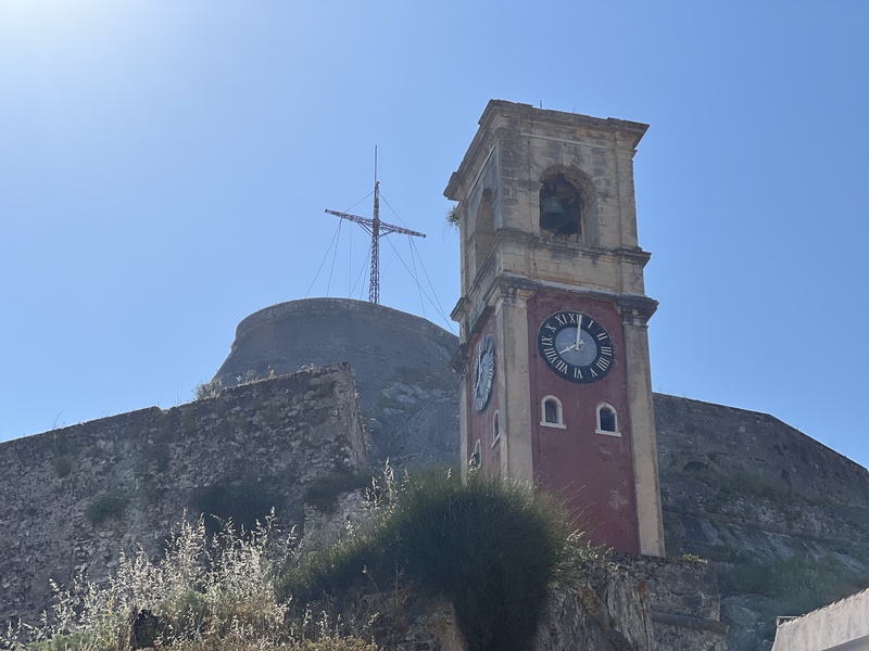 Korfun Vanhan linnoituksen kellotorni ja rautainen risti