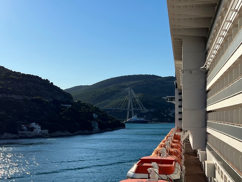 MSC Fantasia saapumassa Dubrovnikiin