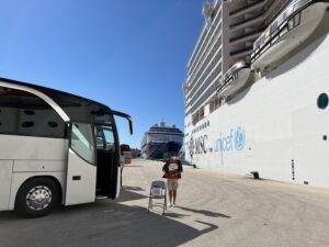 MSC Fantasia risteilyalus Dubrovnikin satamassa
