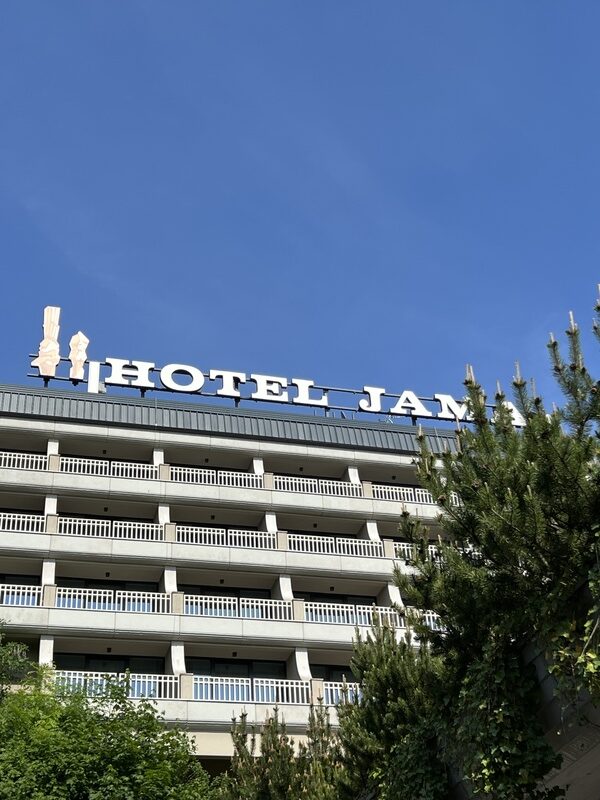 Hotel Jaman betoninen julkisivu