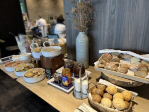 Aamiaisen leipäpöytä Hotel Jamassa