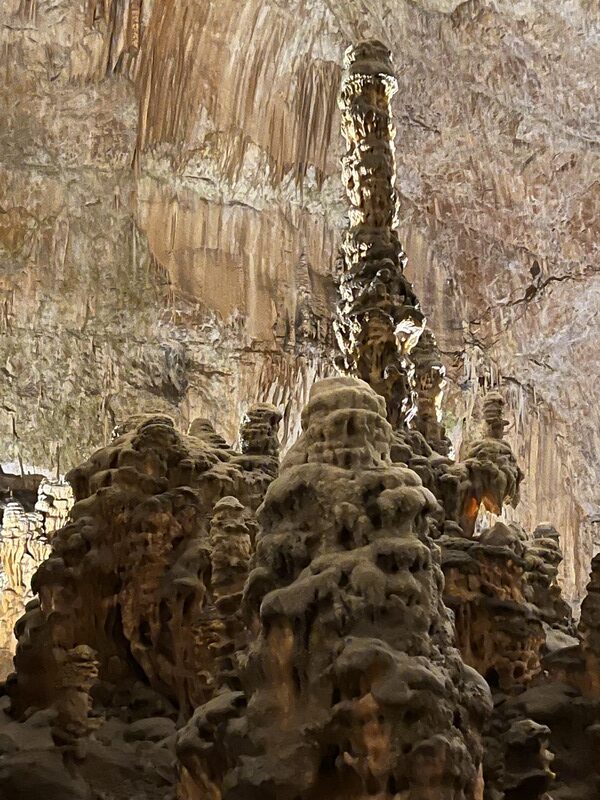 Korkea stalagmiitti Postojnanluolassa