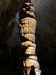 Upea stalagmiitti Postojnanluolassa
