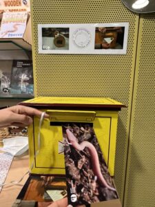 Postojnanluolan postilaatikko ja olmipostikortti