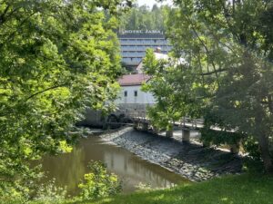 Hotel Jama nähtynä puistosta