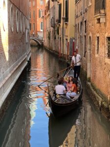 Turistit gondoliajelulla