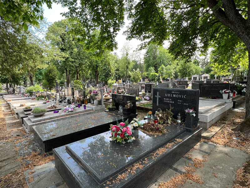 Uudempia hautoja Mirogojn hautausmaalla Zagrebissa