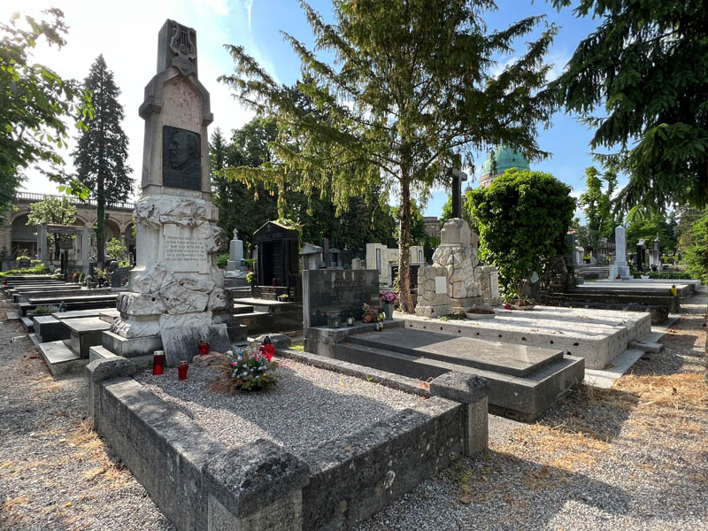 Vanhoja hautoja Mirogojn hautausmaalla Zagrebissa
