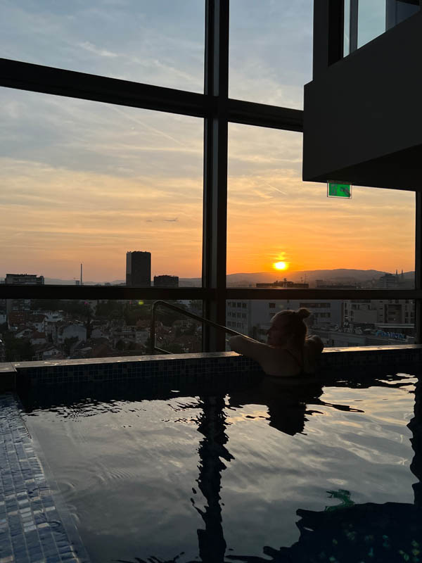 Auringonlasku Zagrebin yllä Hiltonin uima-altaalla