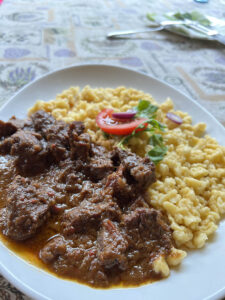 Marhapörkölt & nokedli