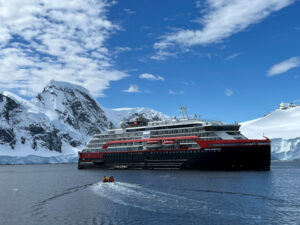 MS Roald Amundsen Orne harbourissa