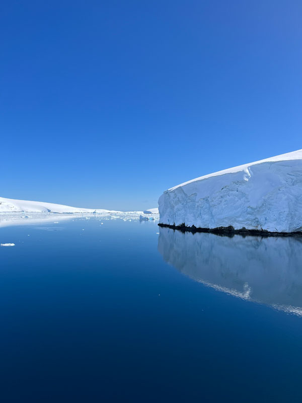 Upeita jäävuoria Antarktiksella