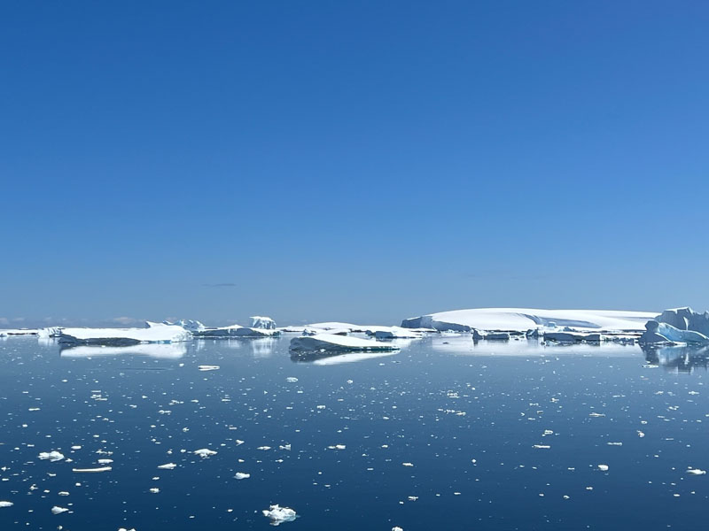 Jäävuoria Antarktiksella