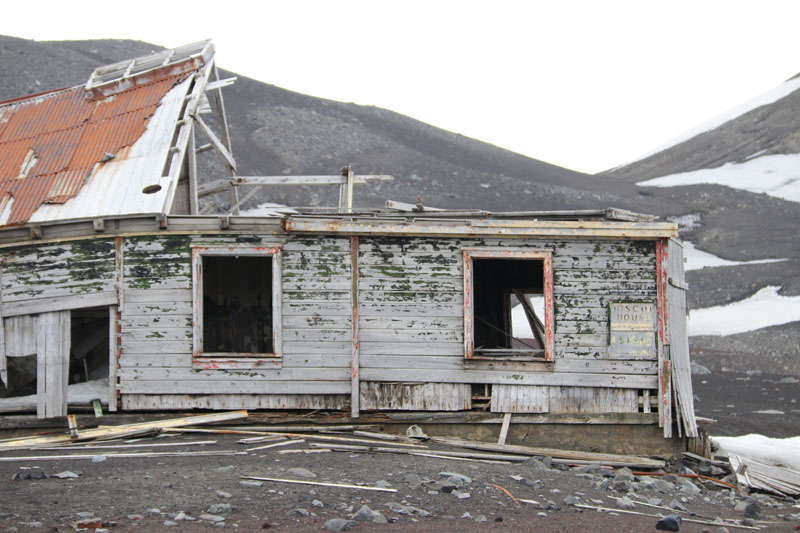 Whalers Bayn rakennusten jäänteitä